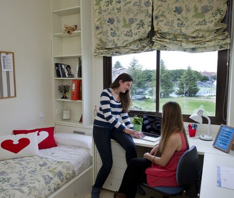 Colegio mayor Habitación de chicas 473x400 Colegio mayor Estudiar en Universidad Privada Madrid