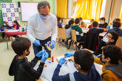 La Semana de la Ciencia UFV llega al CEIP El Olivar con la actividad “Mis primeros pasos como científica” de la mano de nuestro profesor Raúl Alelú Paz semana ciencia1 La Semana de la Ciencia UFV llega al CEIP El Olivar con la actividad “Mis primeros pasos como científica” de la mano de nuestro profesor Raúl Alelú Paz Estudiar en Universidad Privada Madrid