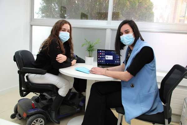 Lorena Lobato, María García Arias y Ángela Barahona explican cómo funciona el nuevo Servicio de Atención a Personas con Necesidades Especiales (SAPNE) Alumna SAPNE Lorena Lobato, María García Arias y Ángela Barahona explican cómo funciona el nuevo Servicio de Atención a Personas con Necesidades Especiales (SAPNE) Estudiar en Universidad Privada Madrid